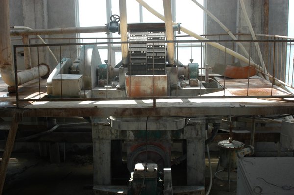 Vibrating screen close-up — precise size separation